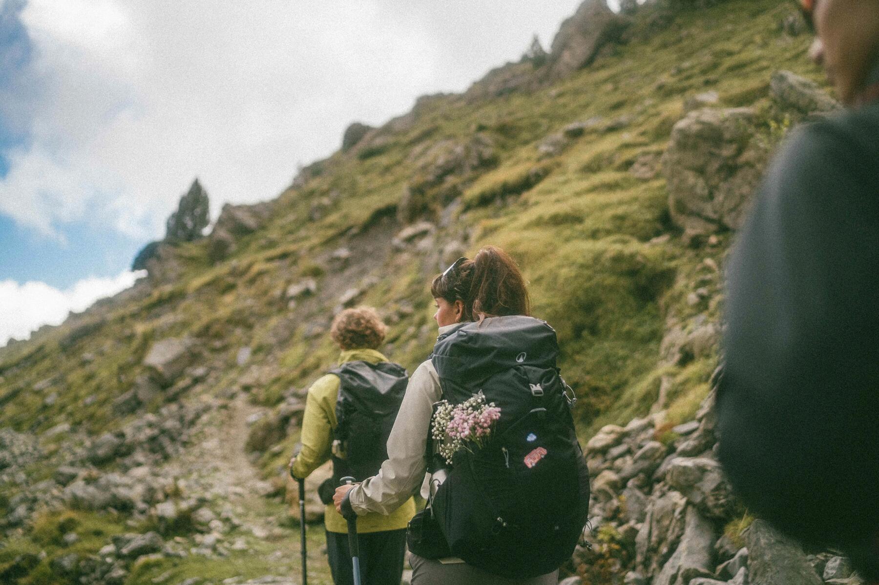 amigos haciendo senderismo