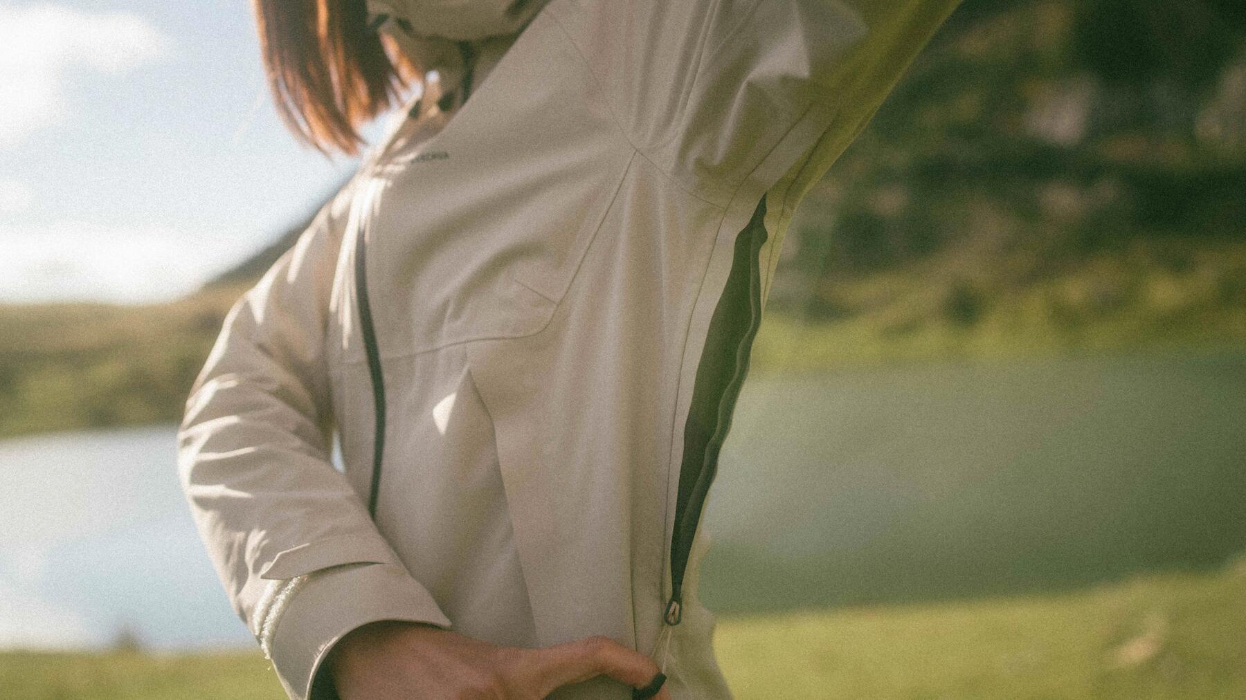Ventilation mécanique sous les bras d'une veste de randonnée