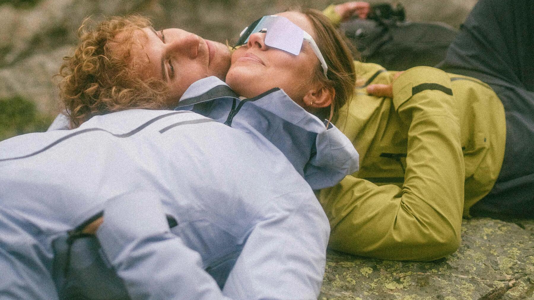 Mann und Frau liegen auf einem Stein 