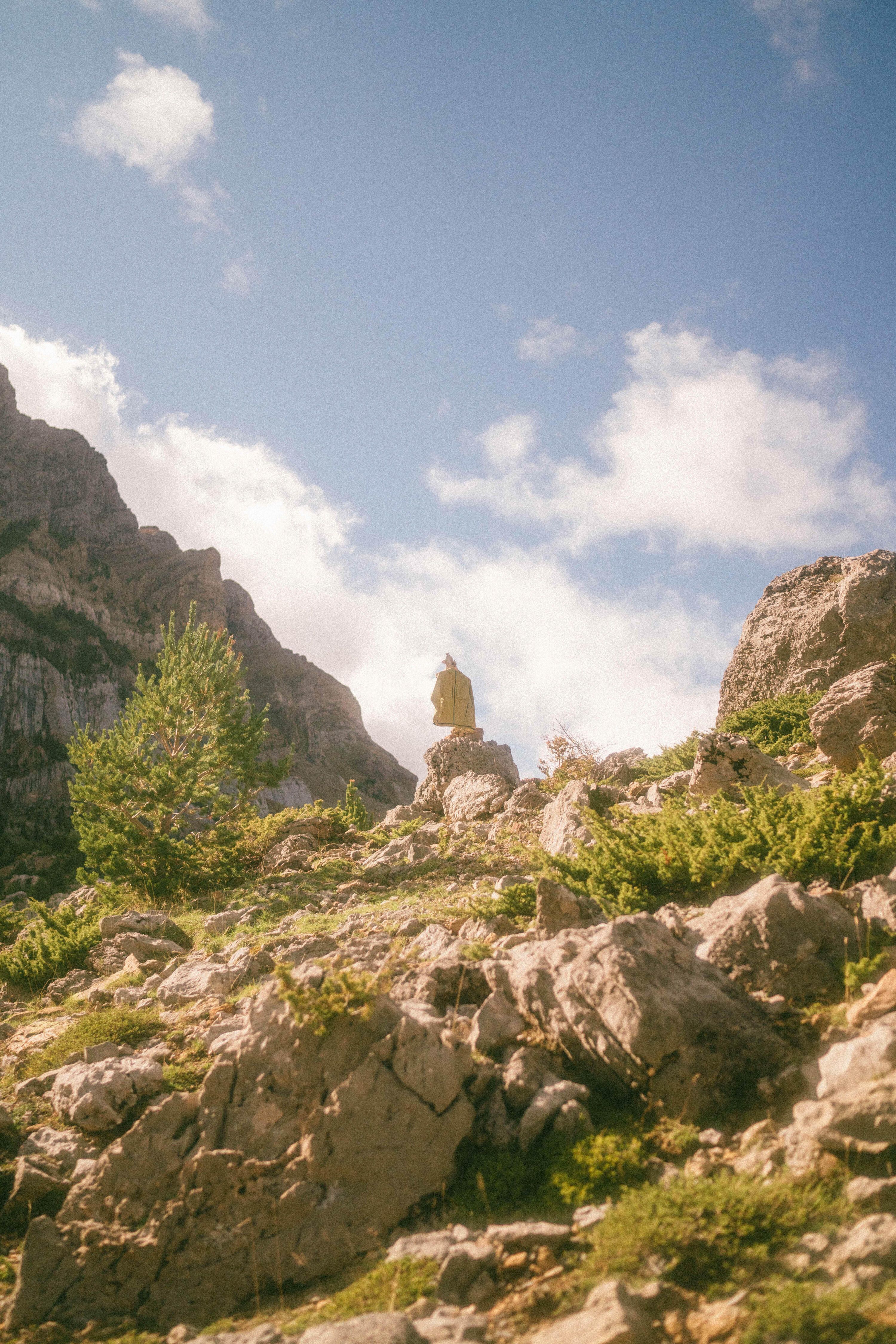 Veste de randonnée imperméable et légère homme, MH900 kaki 20/23