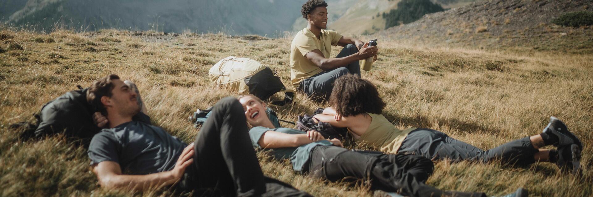 Personengruppe entspannt bei Bierwanderung in der Natur bei gutem Wetter