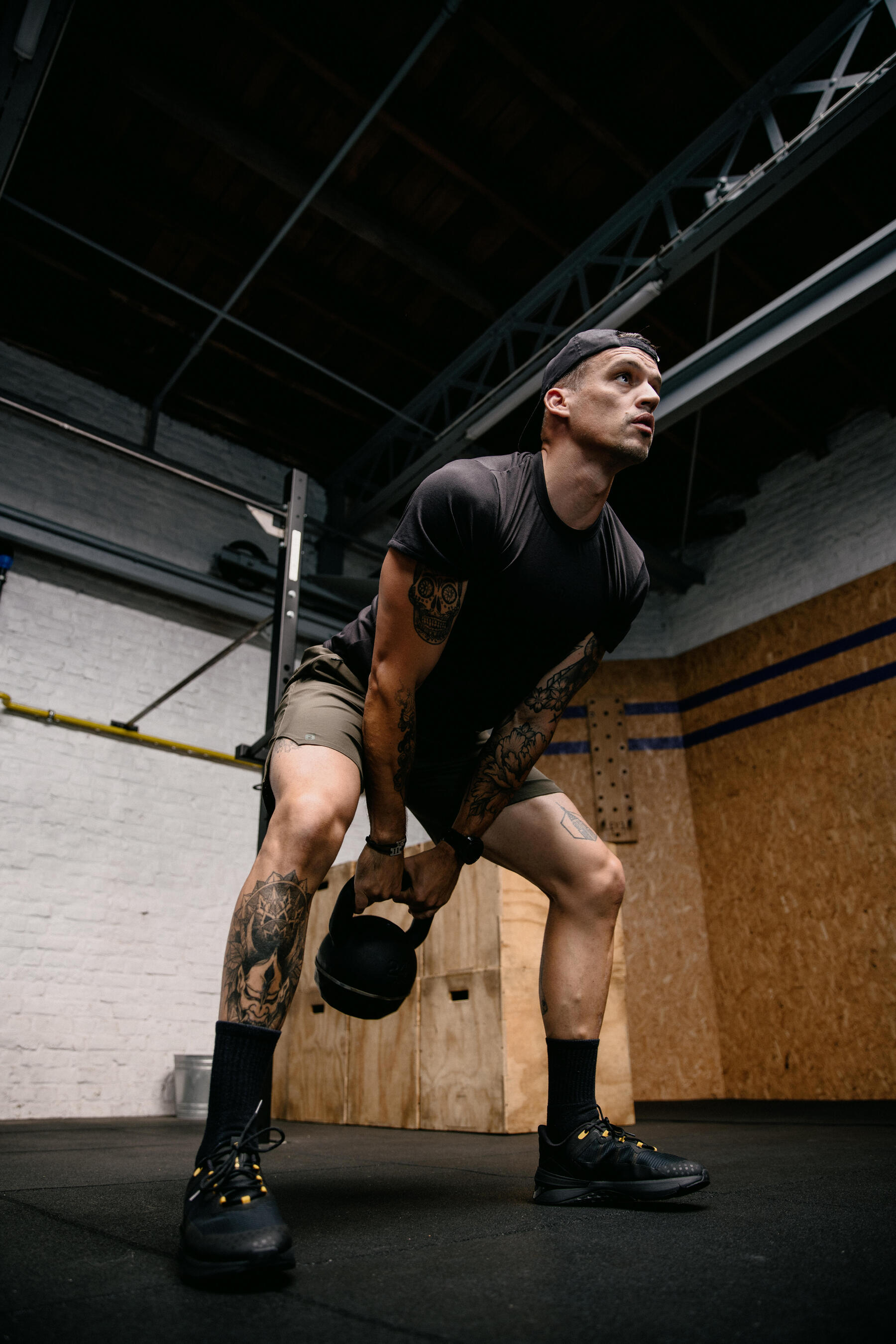 Mężczyzna ćwiczący z kettlebell american swing