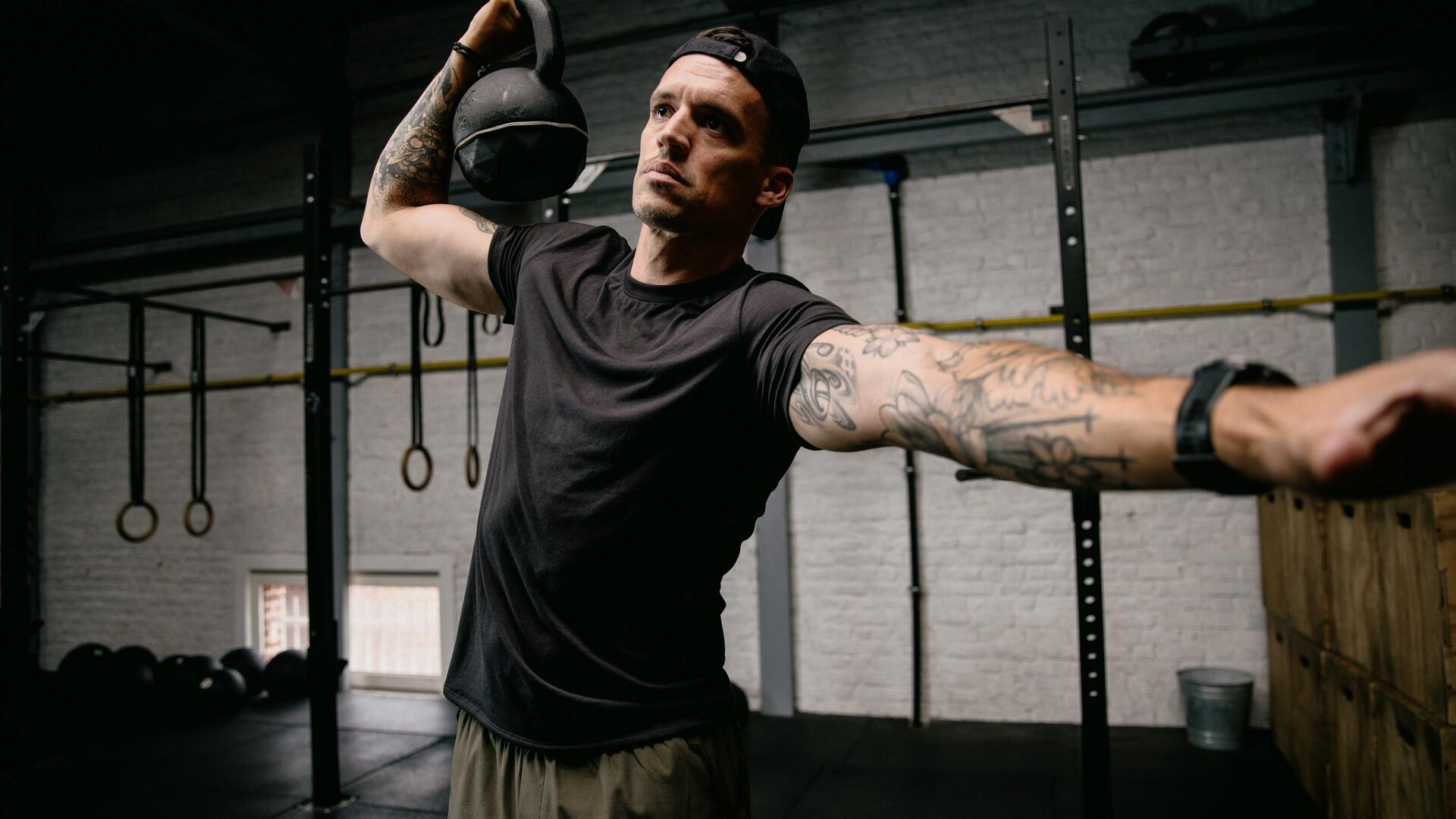 homme qui fait des pompes