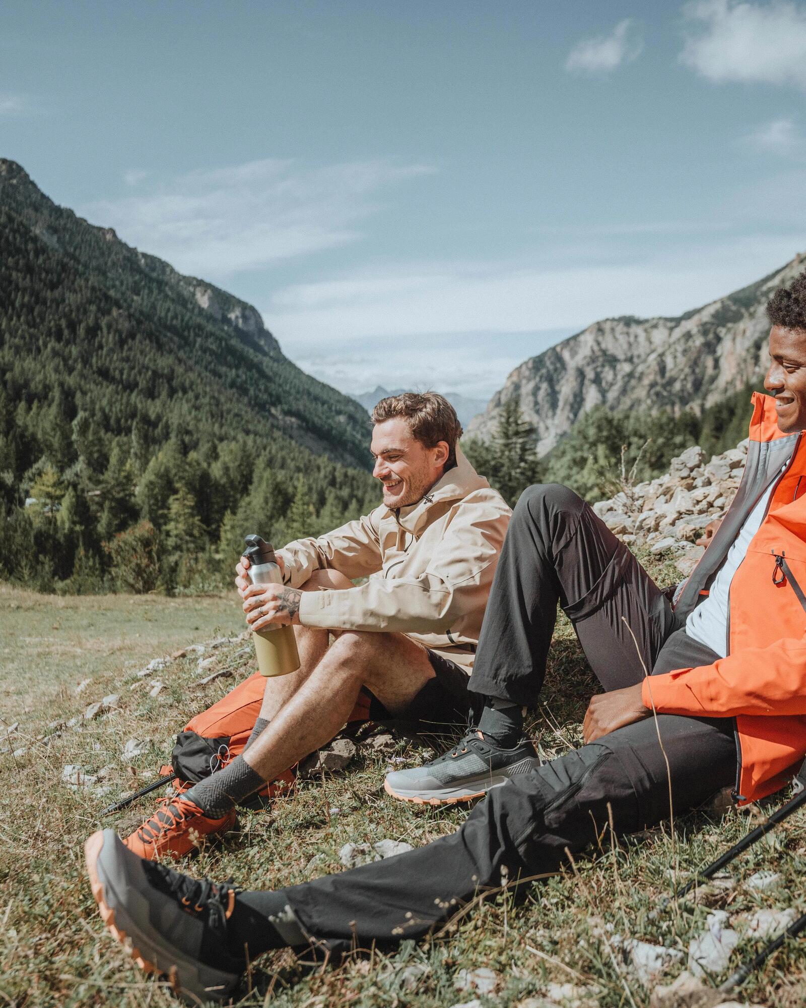 zwei menschen sitzen auf der Wiese und lachen 