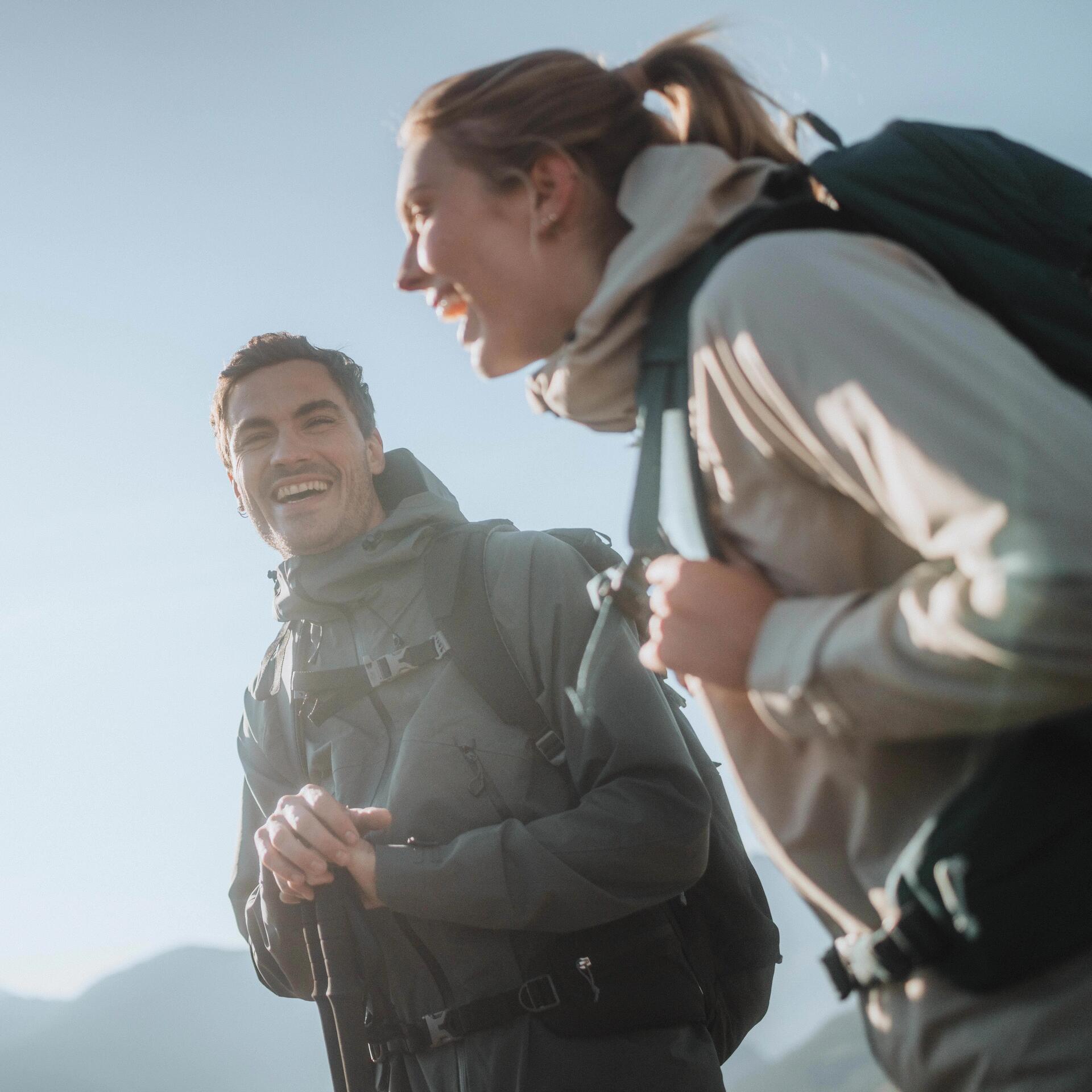 Twee mensen in de bergen met backpack