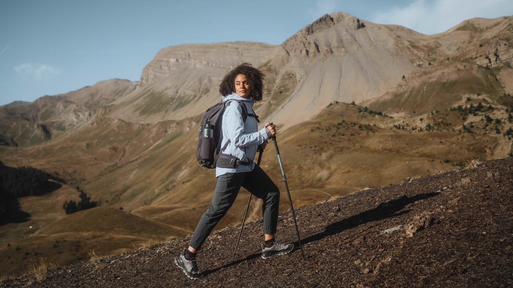 Mujer haciendo senderismo en invierno