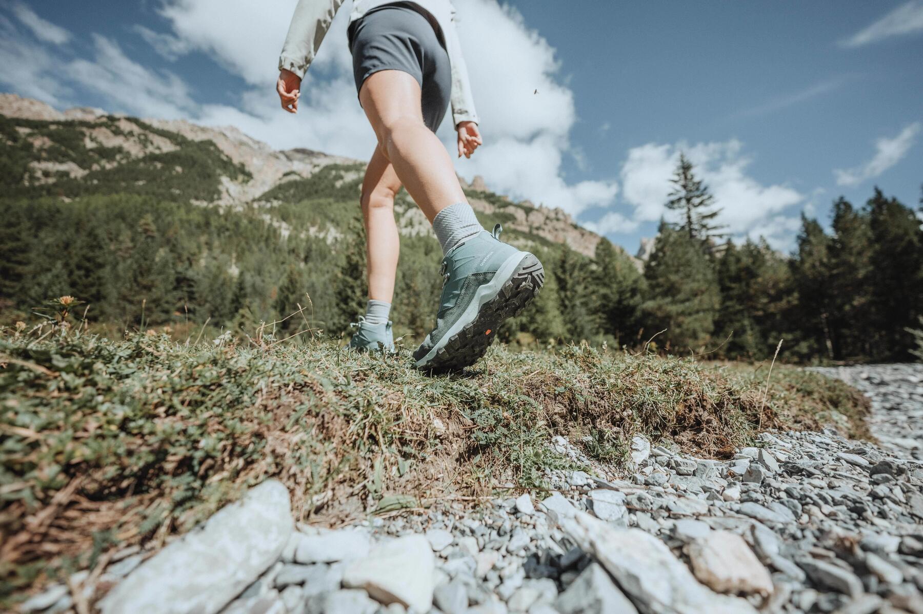 chaussures de randonnée hautes sentier montagneux et rocailleux 