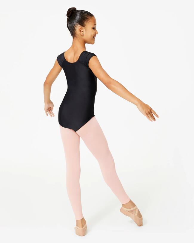 Ein Mädchen trägt Ballettbekleidung.