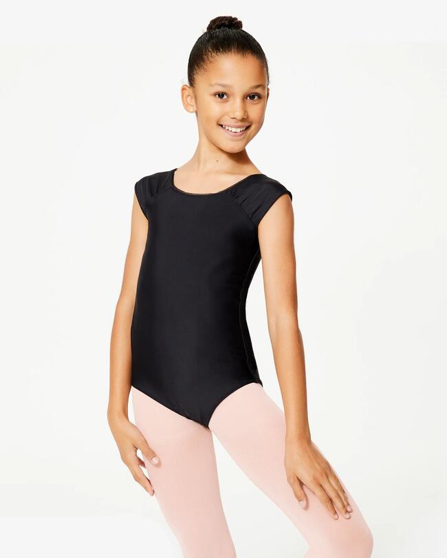 Ein Mädchen trägt Ballettbekleidung.