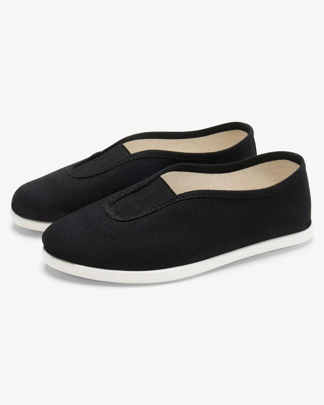 Schwarze Gymnastikschuhe.