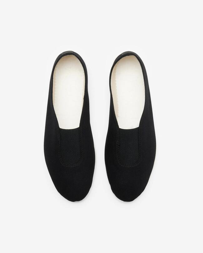 Schwarze Gymnastikschuhe.