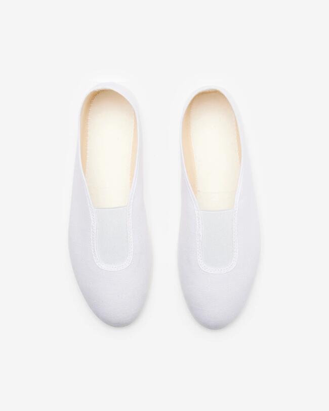 Weiße Gymnastikschuhe.