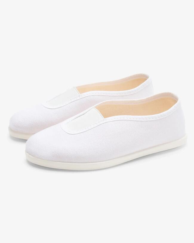 Weiße Gymnastikschuhe.