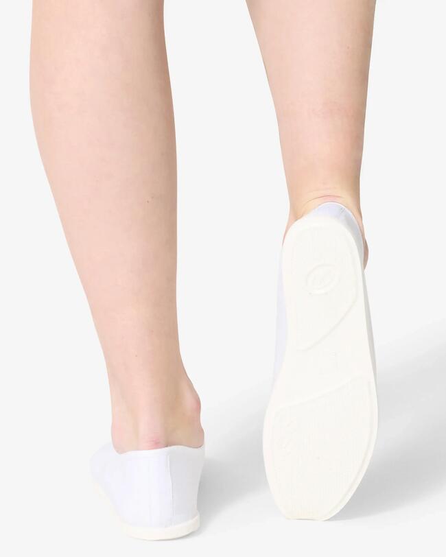 Weiße Gymnastikschuhe.