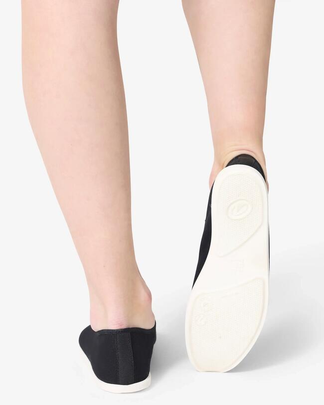 Schwarze Gymnastikschuhe.