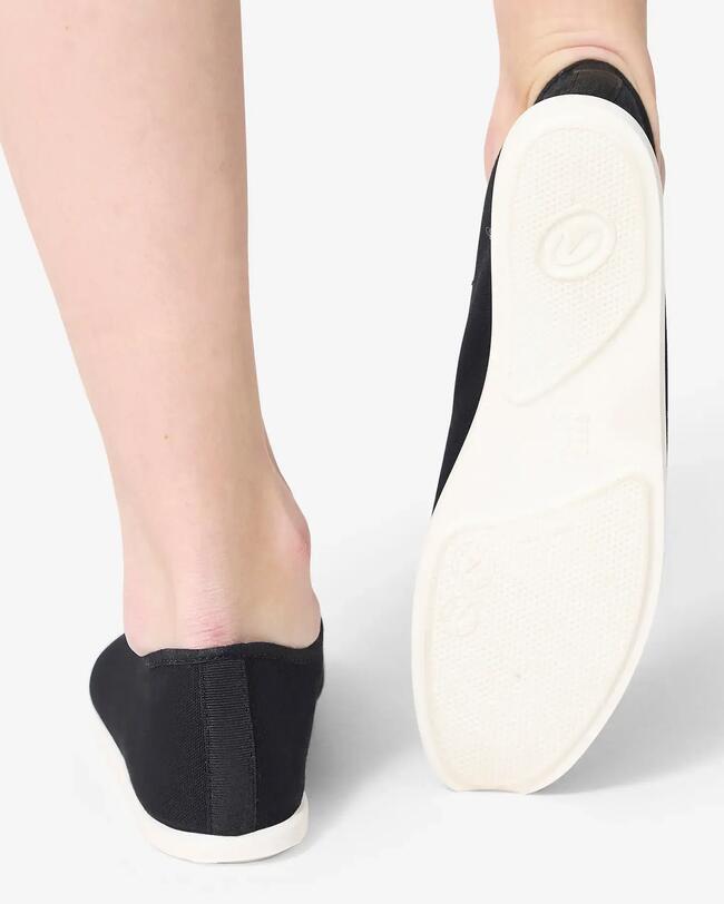 Schwarze Gymnastikschuhe.