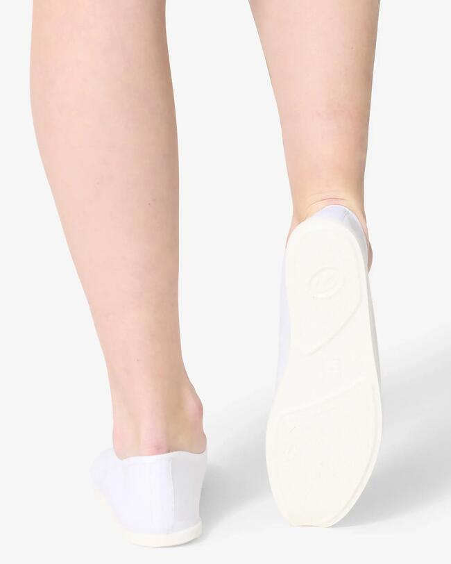 Weiße Gymnastikschuhe.