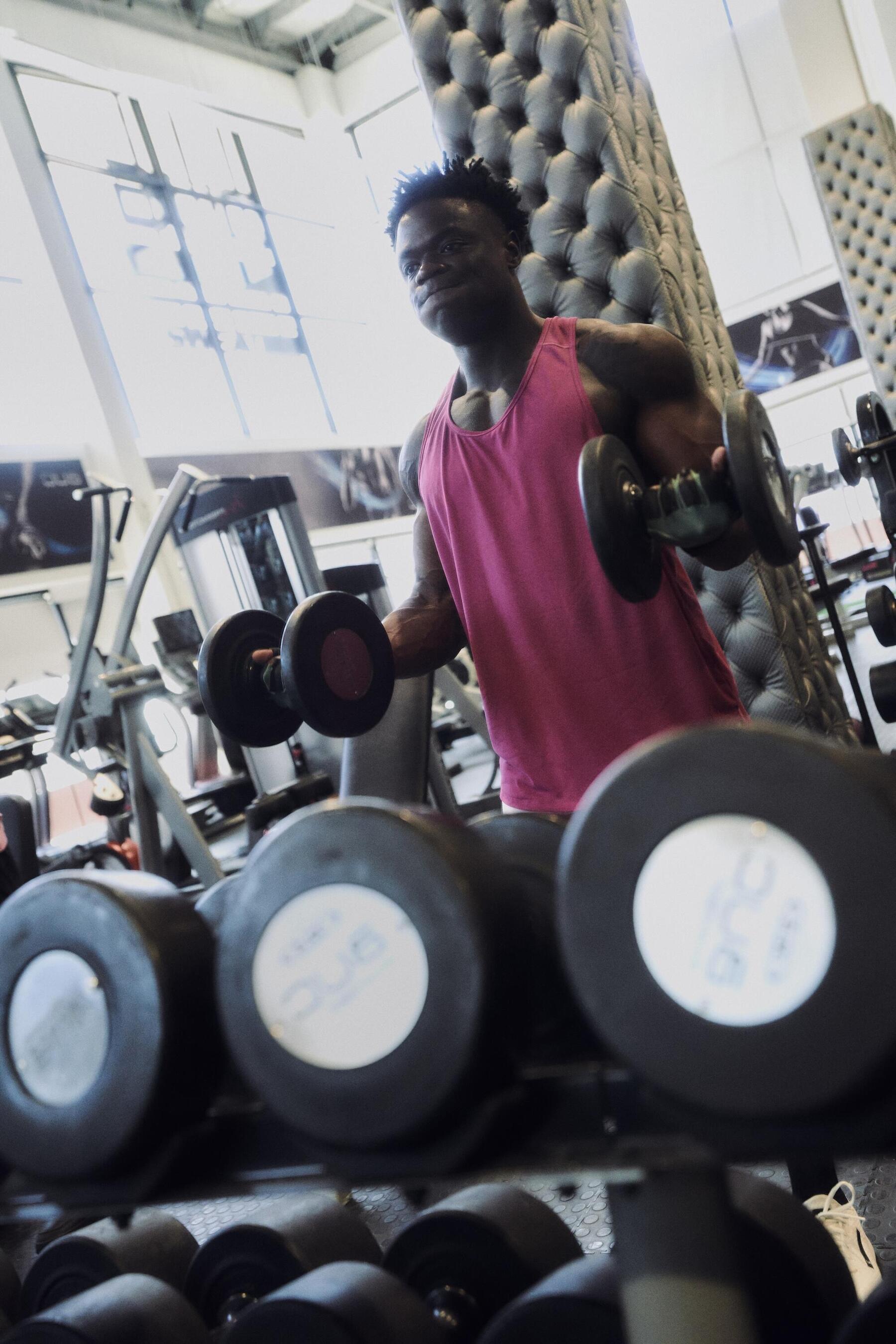 Mann im Fitnessstudio macht ein Full Body Workout 