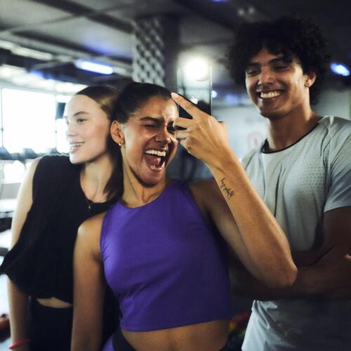 En Decathlon Chile tenemos una amplia variedad de ropa deportiva, pensada en cada uno de los
                    integrantes de la familia. Nuestra ropa te ofrece comodidad, transpirabilidad y estilo. Diseñada
                    para adaptarse a diversas actividades, proporciona soporte, previene lesiones y garantiza
                    durabilidad.