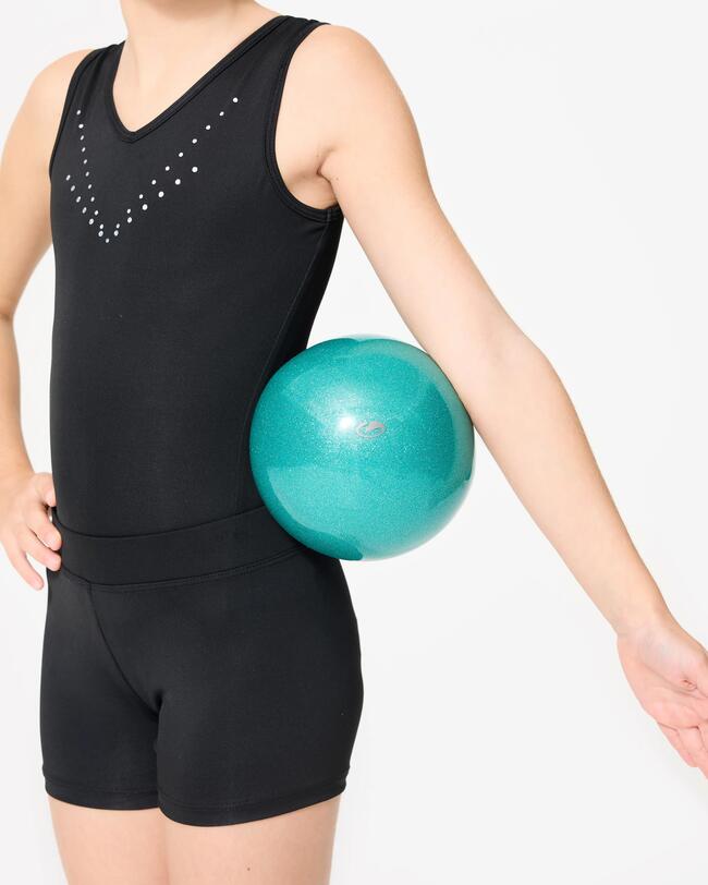 Ein Mädchen hat einen Gymnastikball unter dem Arm.