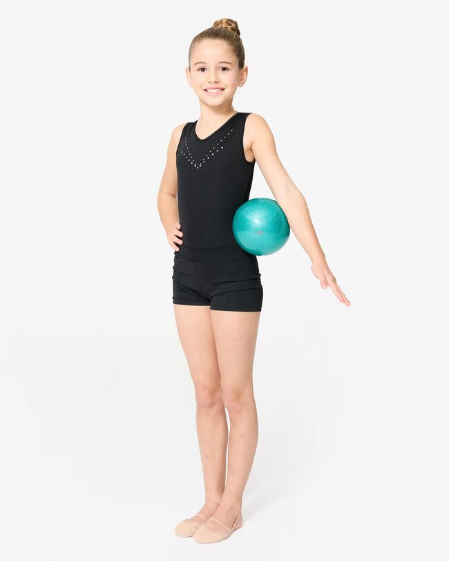 Ein Mädchen hat einen Gymnastikball unter dem Arm.