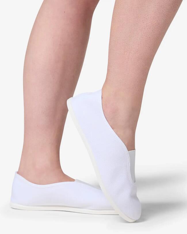 Weiße Gymnastikschuhe.