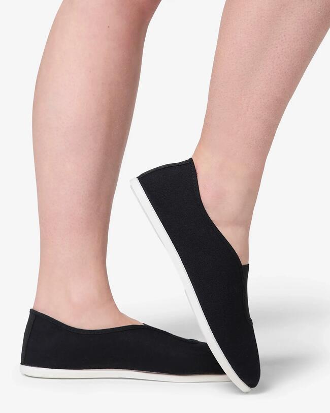 Schwarze Gymnastikschuhe.