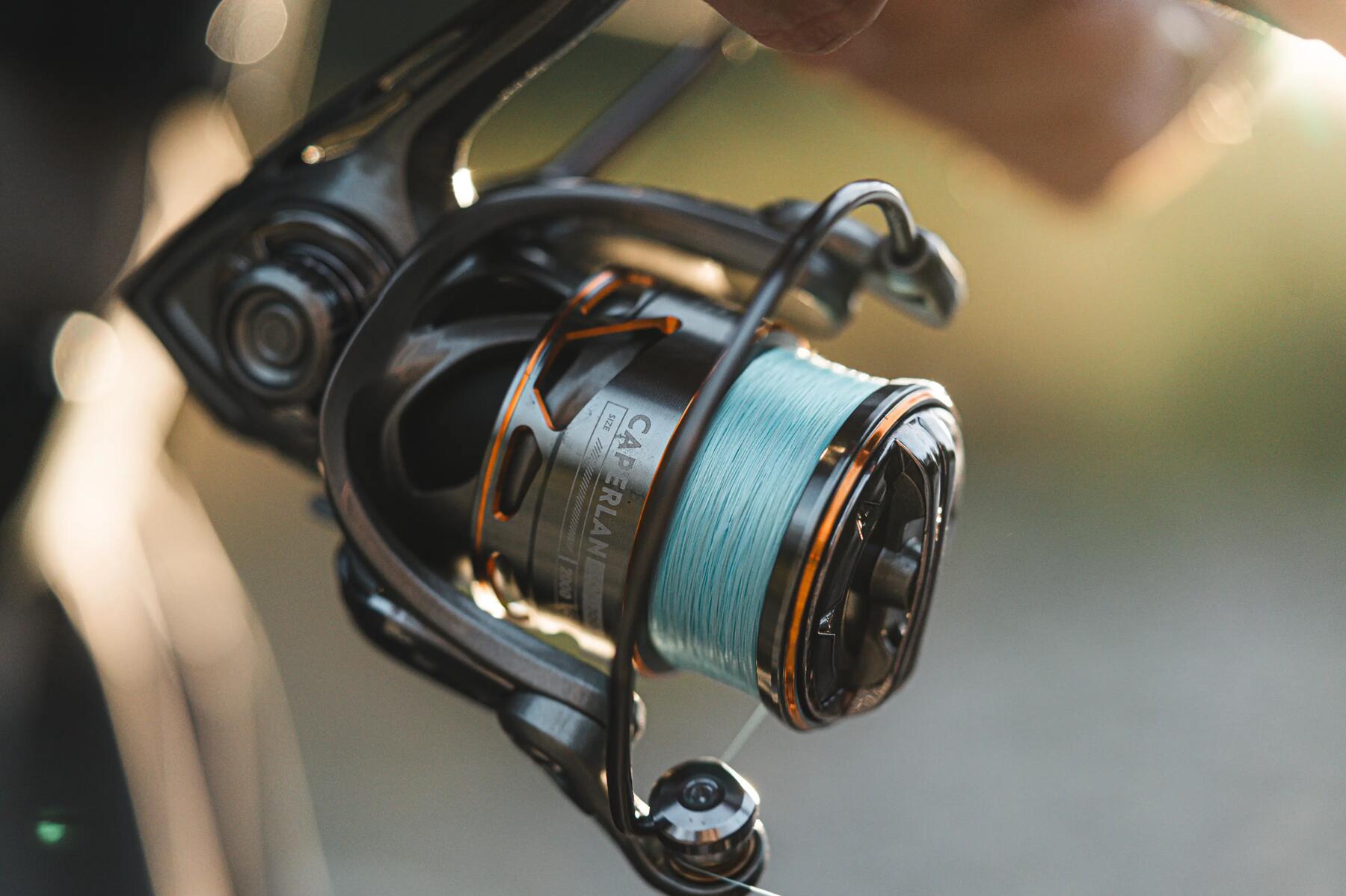 Zwei Angler nutzen im Boot die richtige Angelschnur