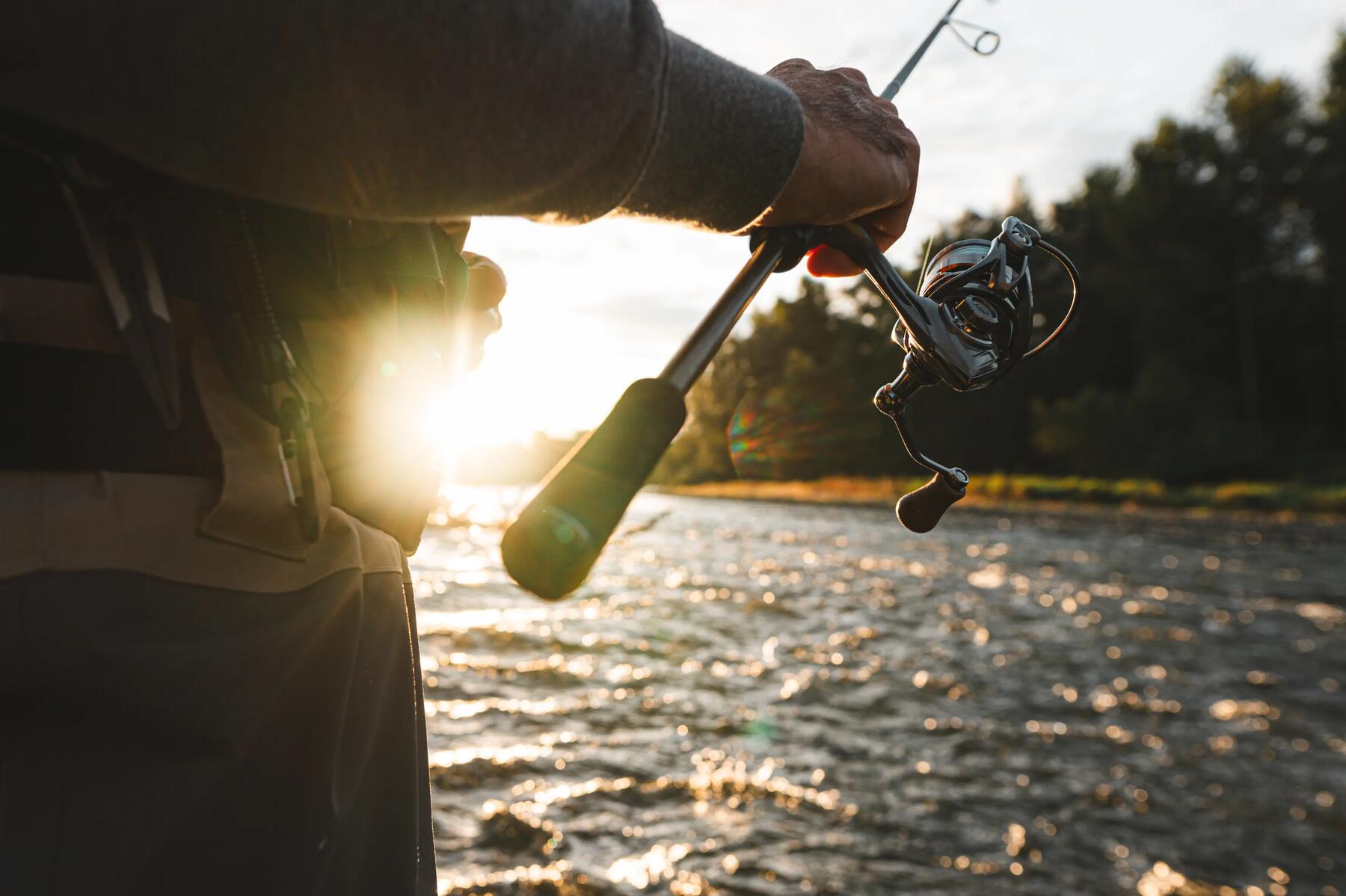 hombre practicando pesca spinning