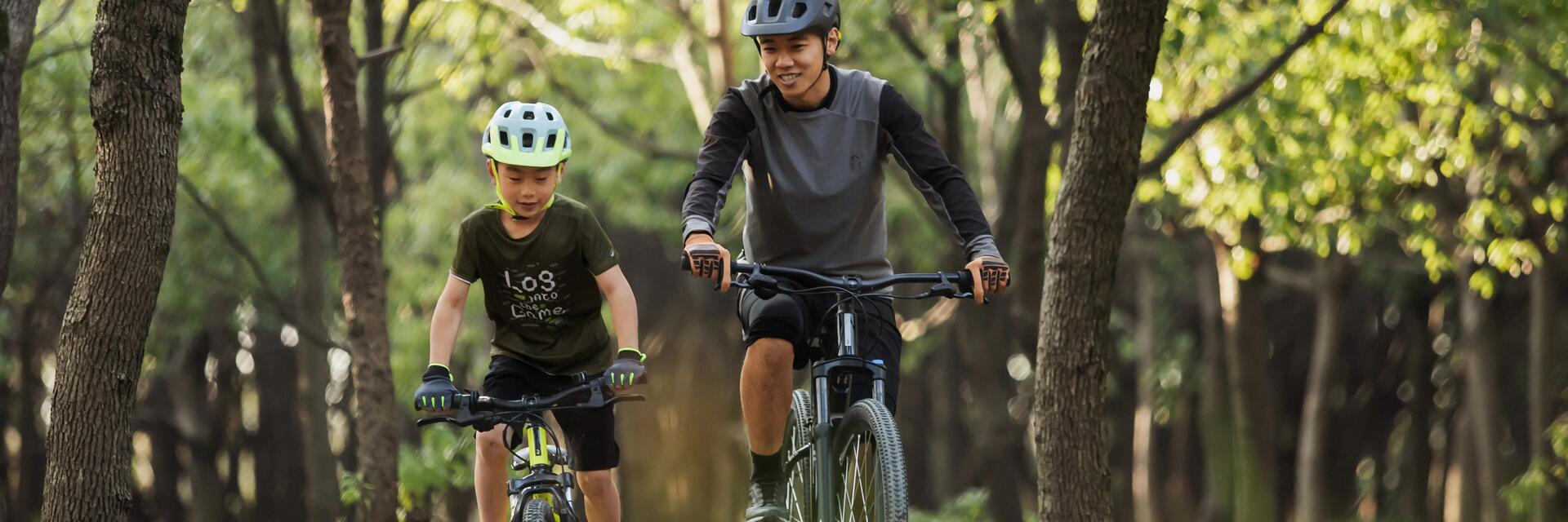 Mężczyzna i chłopiec jadący na rowerach MTB z szerokimi oponami