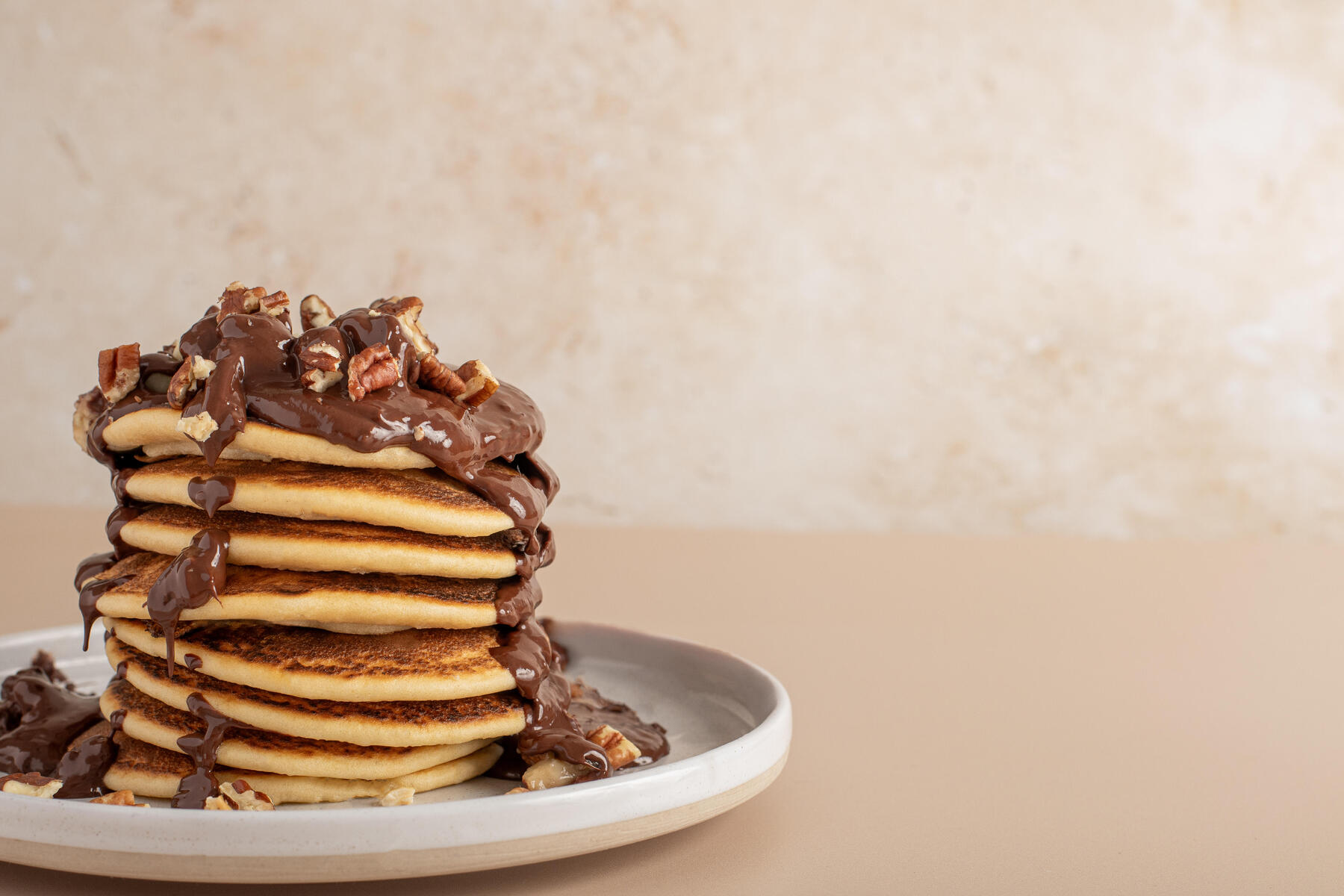 Pancakes z orzechami polane czekoladą