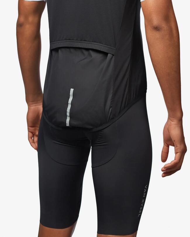 Schwarze Sportbekleidung, glatte Textur, reflektierender Streifen, enge Passform, dunkle Farben, klare Linien.