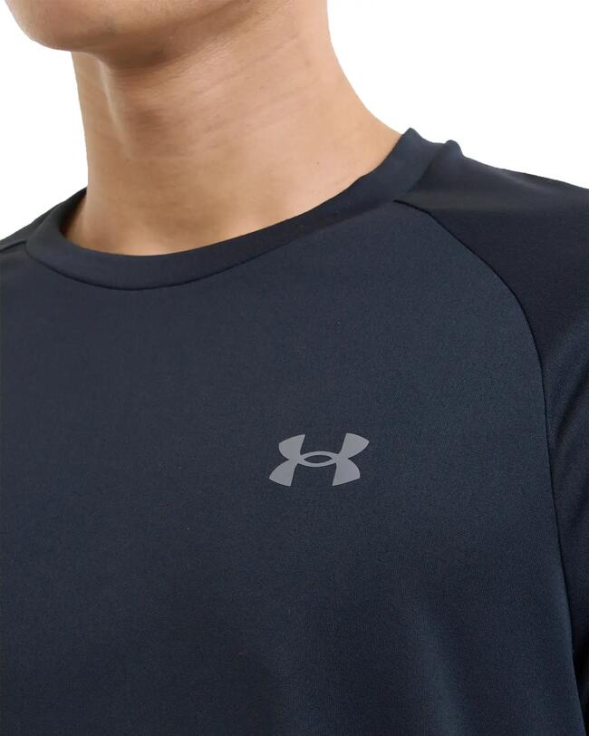 Mann in schwarzem T-Shirt