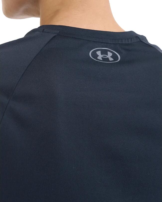 Mann in schwarzem T-Shirt