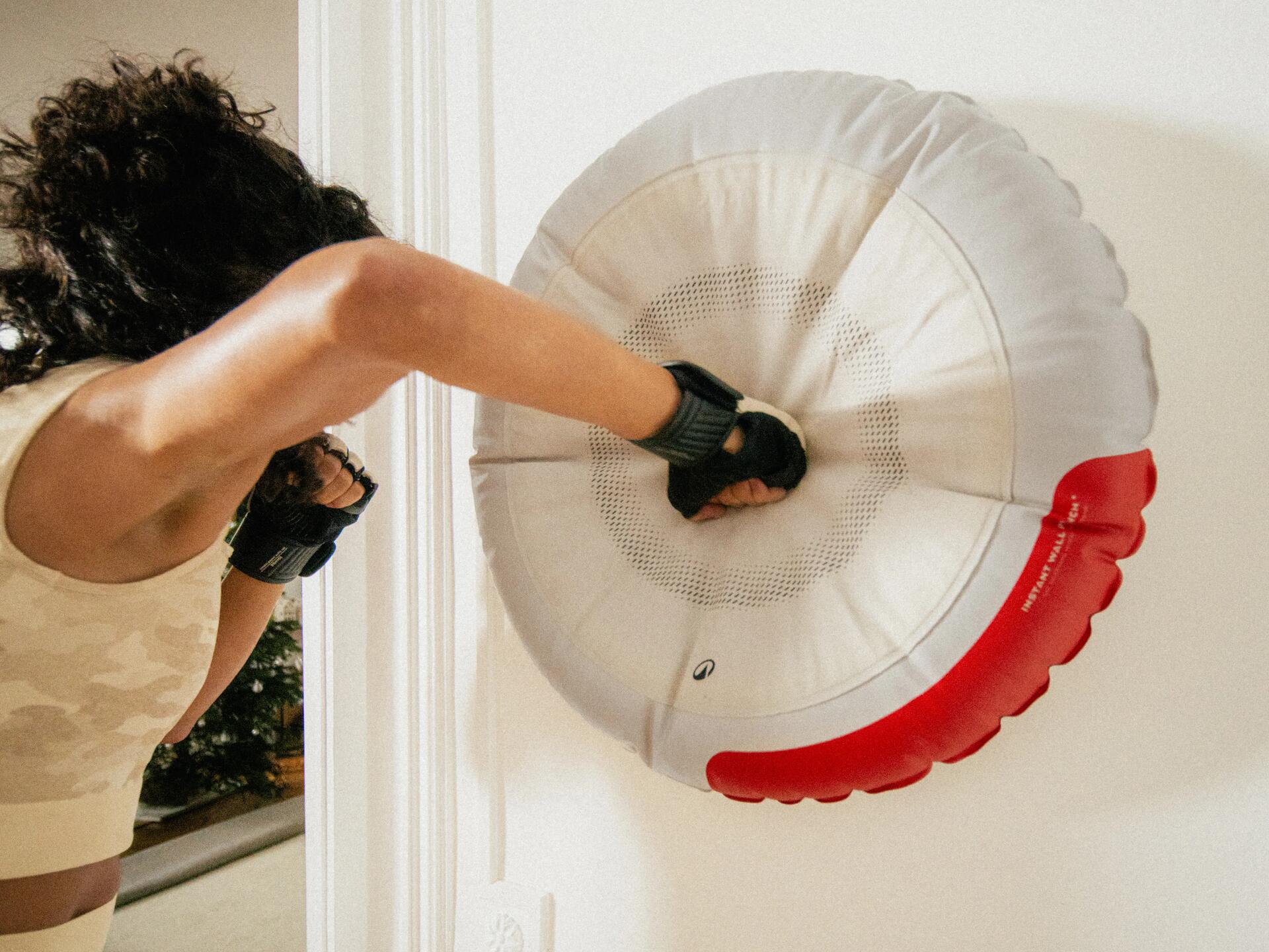 Frau beim Training mit der Punching Wall