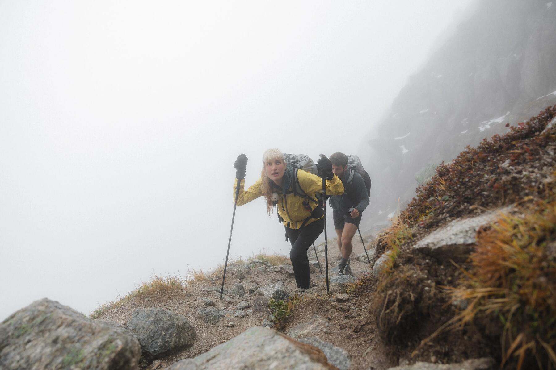 pareja subiendo montaña