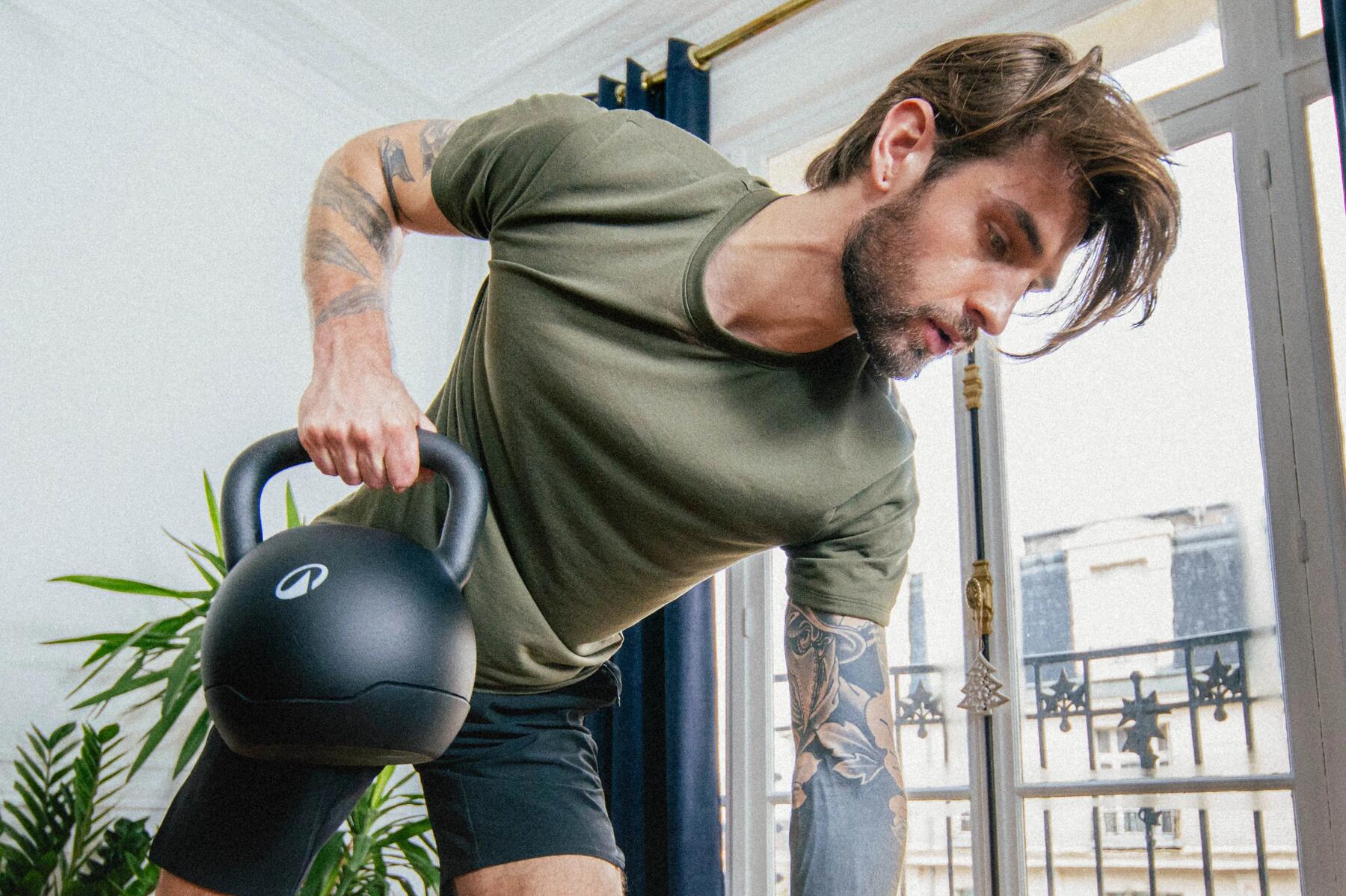 Man aan het trainen met een dumbell