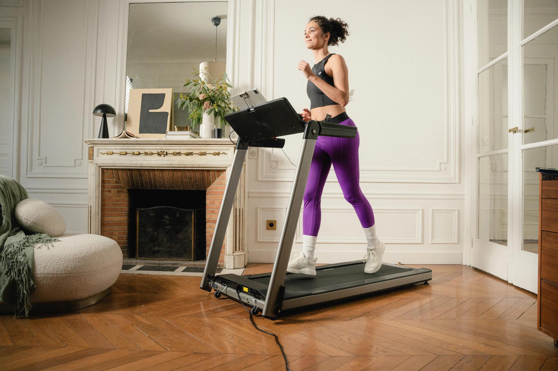 Kobieta wykonująca trening cardio na bieżni w celu przygotowania się do jazdy na nartach