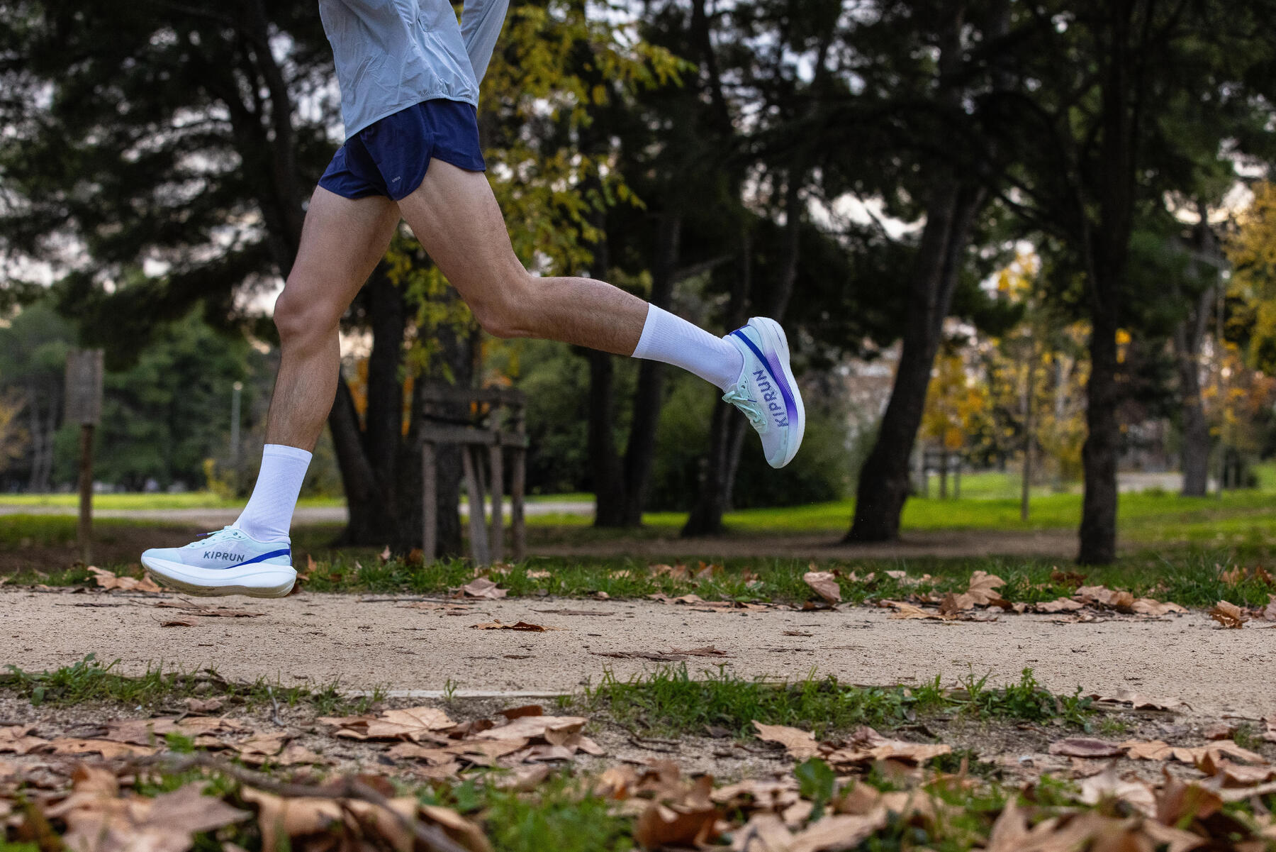 hombre practicando running por el parque