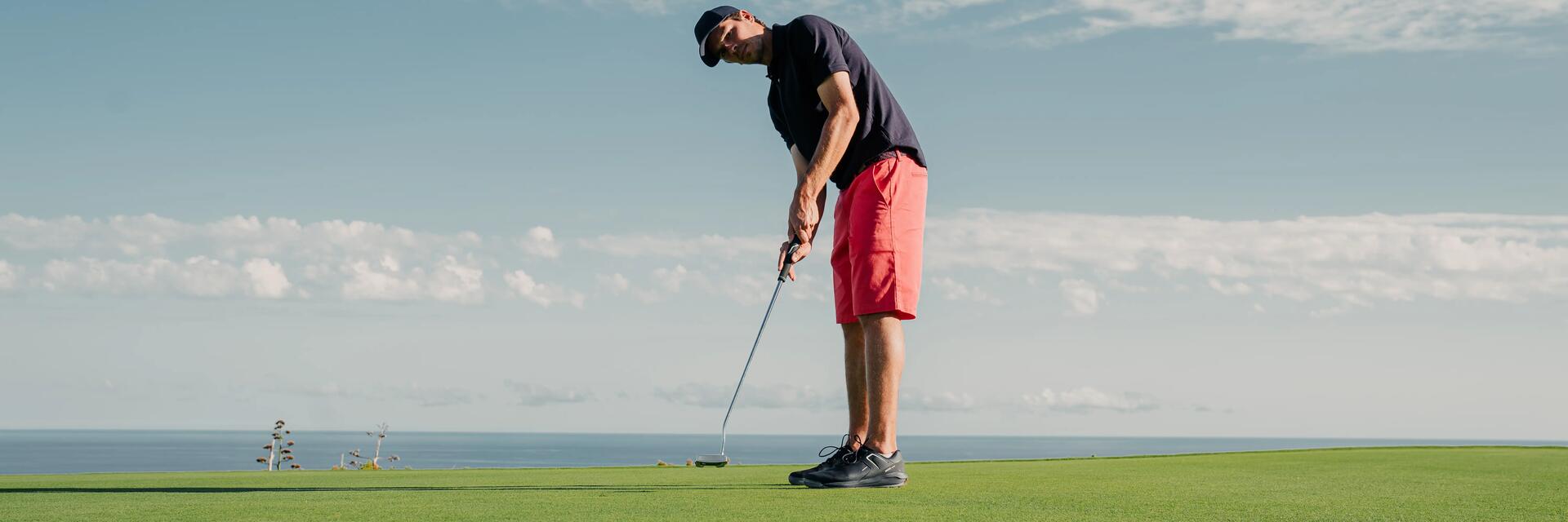 Mężczyzna grający w golfa na jednym z największych pól golfowych