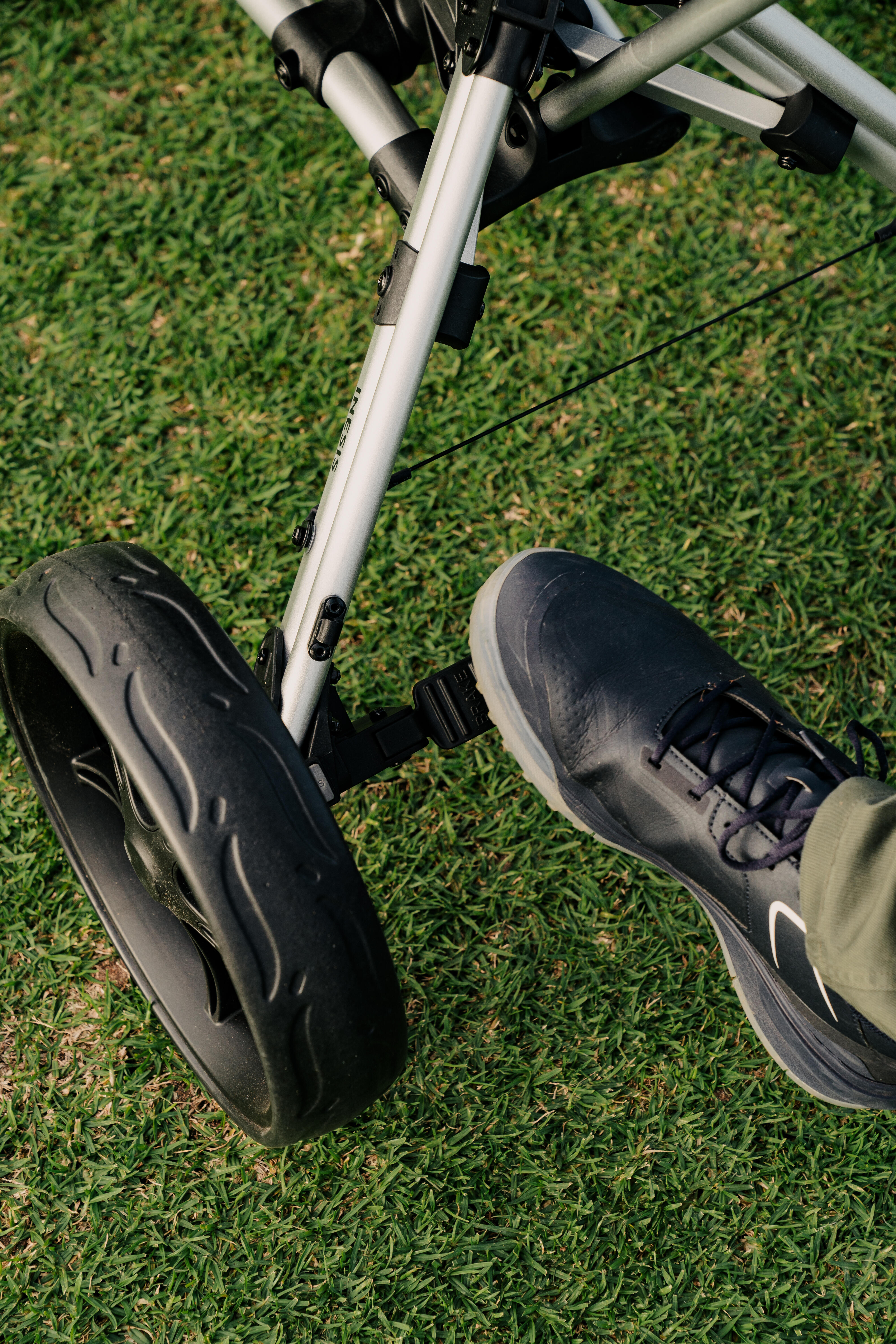 Chariot de golf pliable à 3 roues avec roue avant pivotante - INESIS