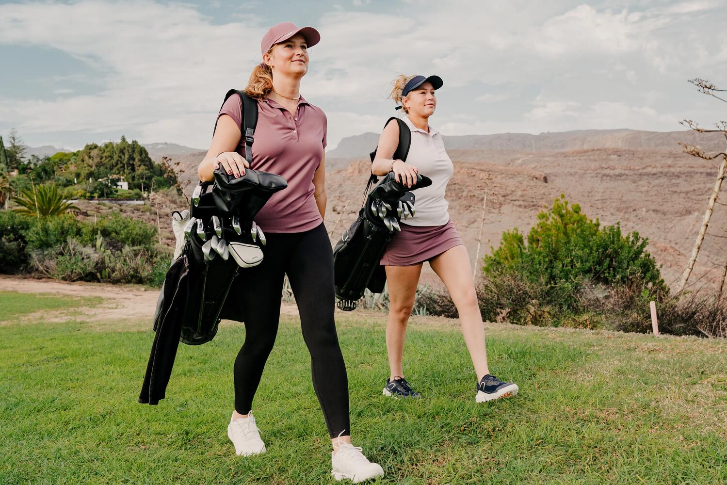 Dos mujeres jugando Golf