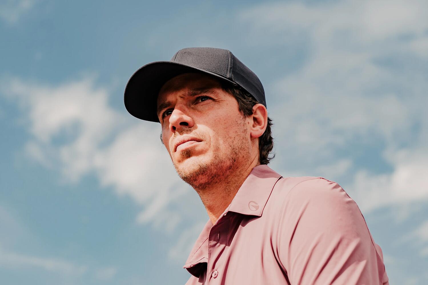 Hombre jugando Golf