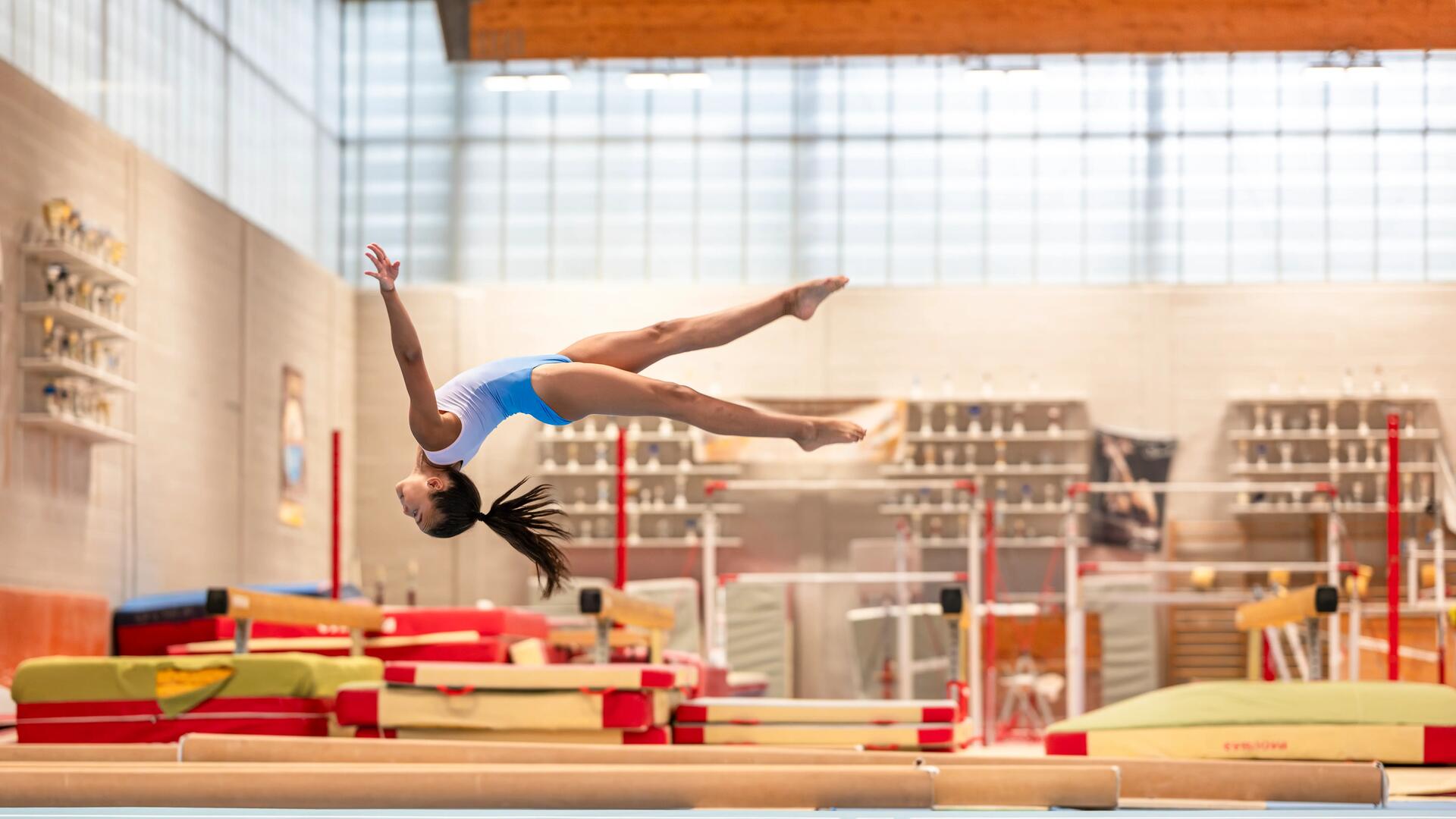 Dziewczynka ćwicząca gimnastykę artystyczną
