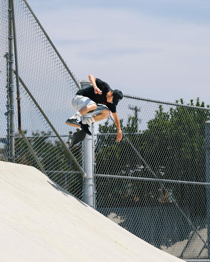 Ein Skater macht einen Trick