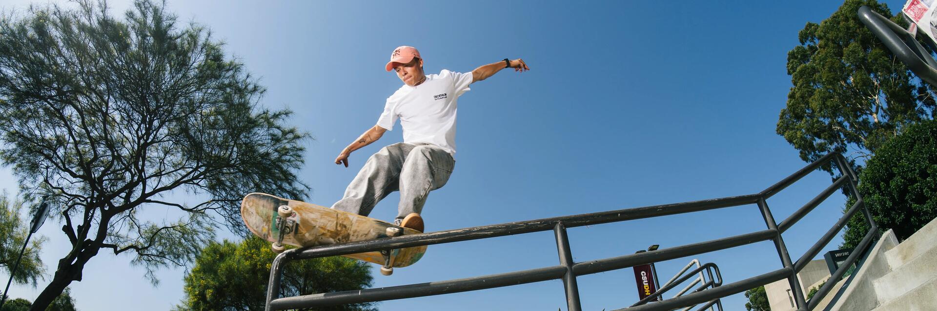 Muž na skateboarde v skateparku