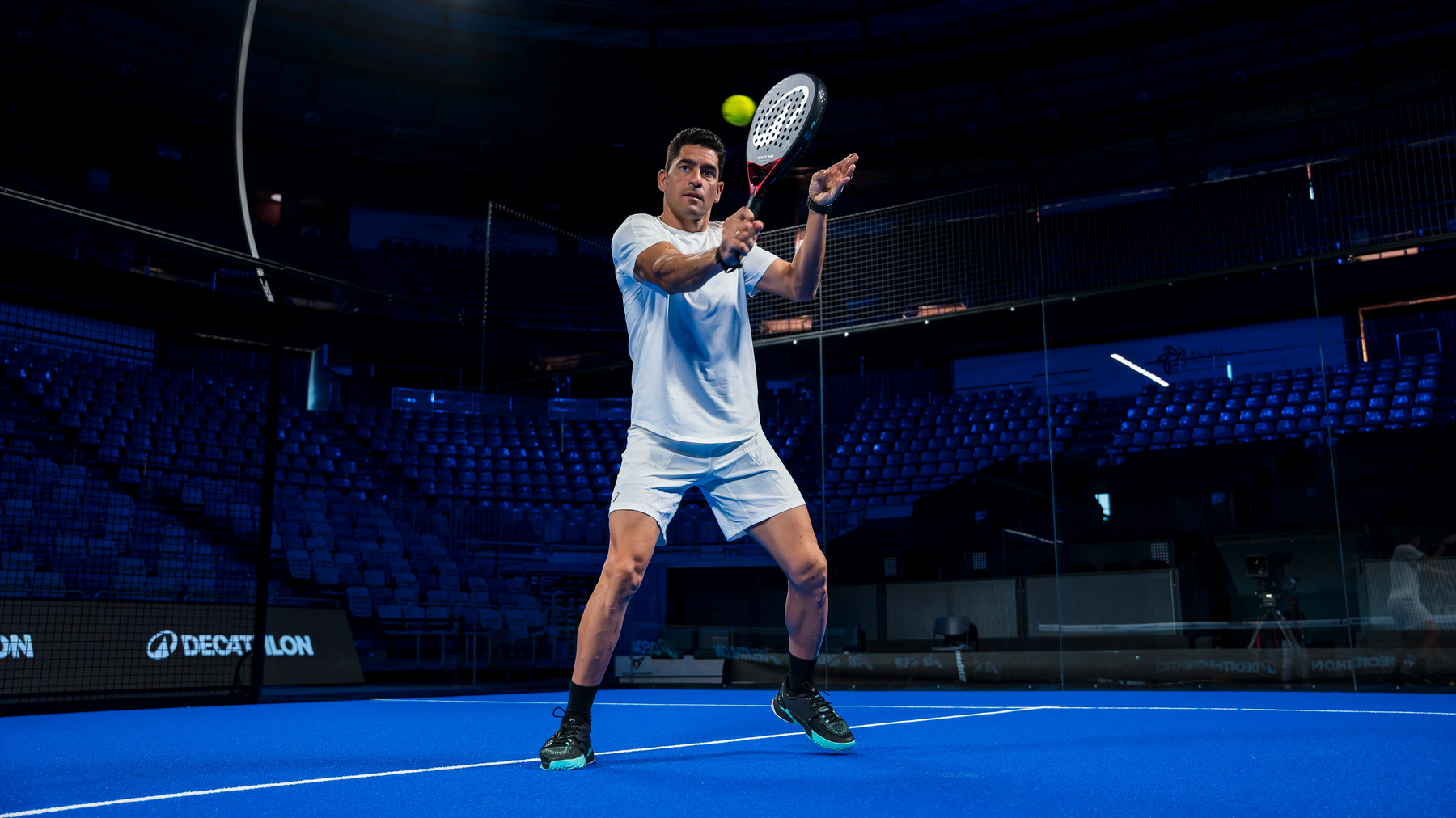 Man die een padel volley slaat