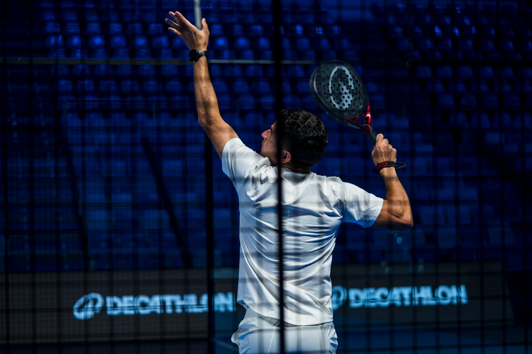 Man die een padel smash slaat