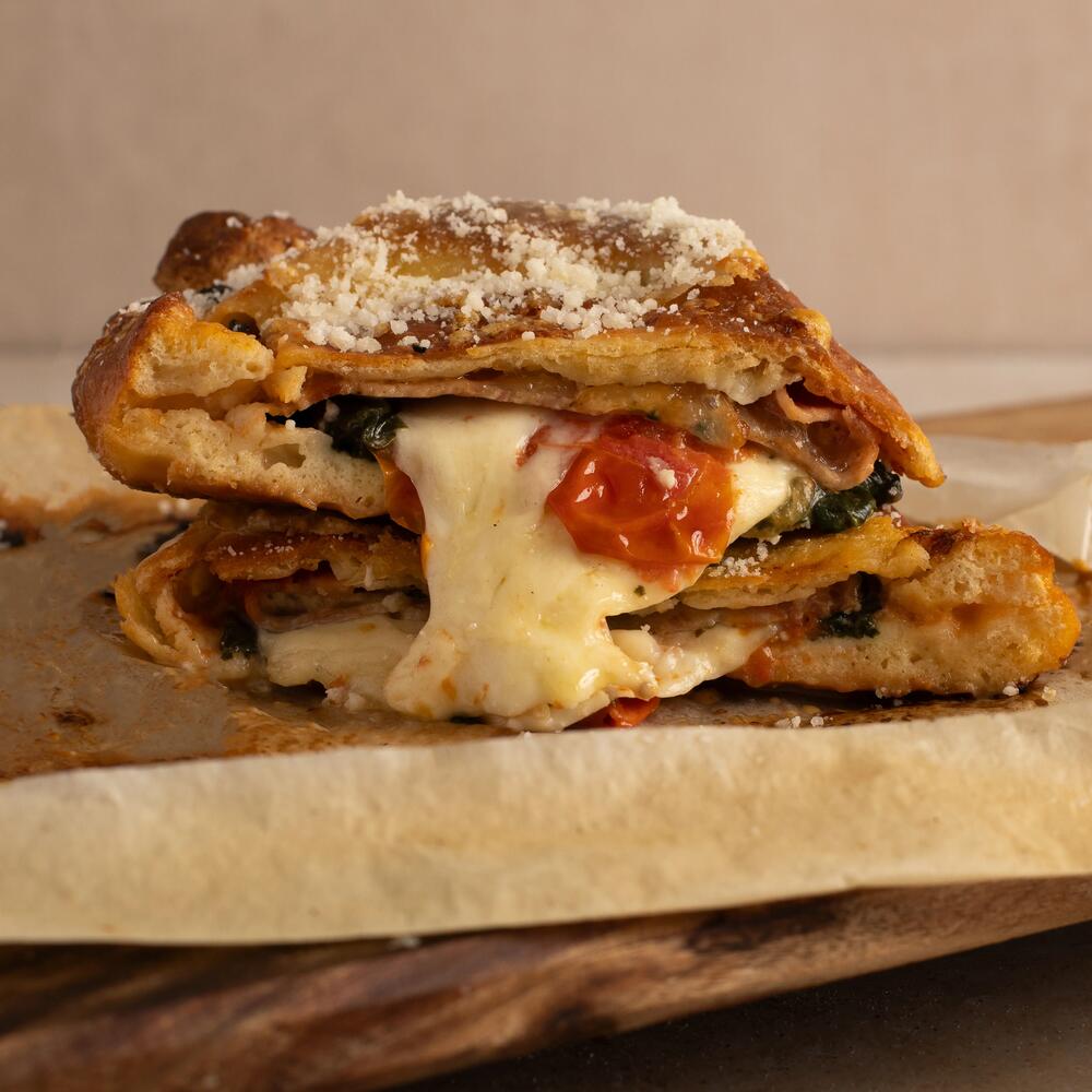 Proteinreiches Rezept: Pizza Calzone Tomaten Spinat Mozzarella