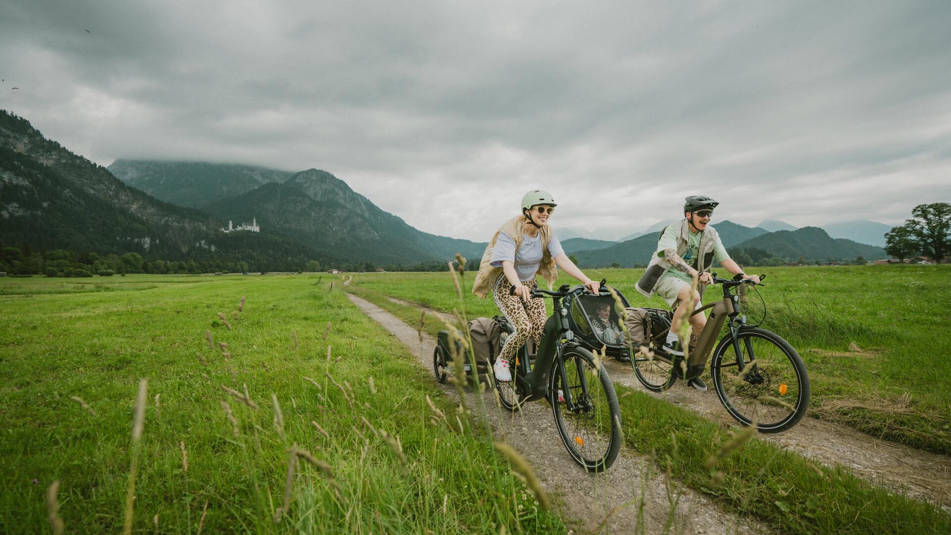Kobieta i mężczyzna jadący na rowerach trekkingowych